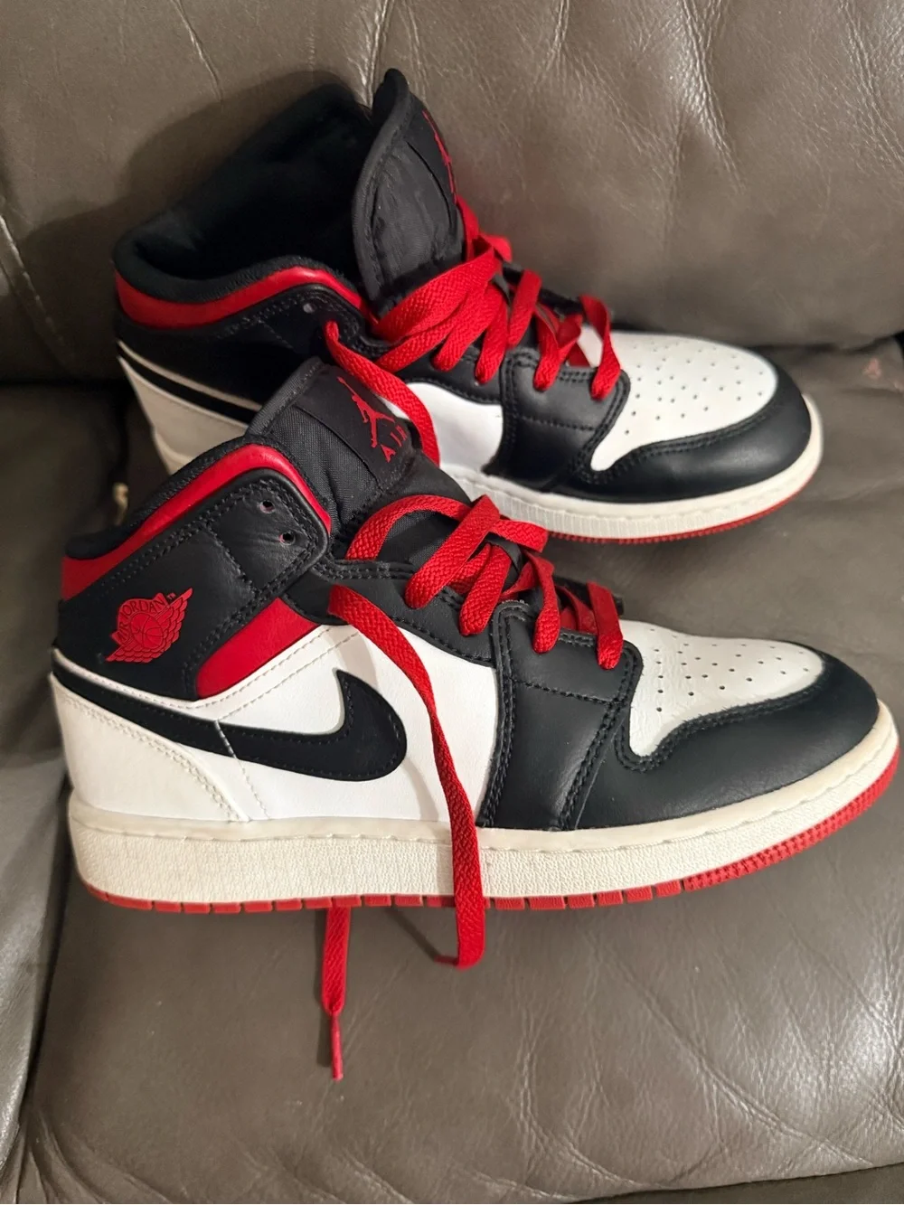 Nike Jordan 1 Mid in Black, White & Red size 6 youth
